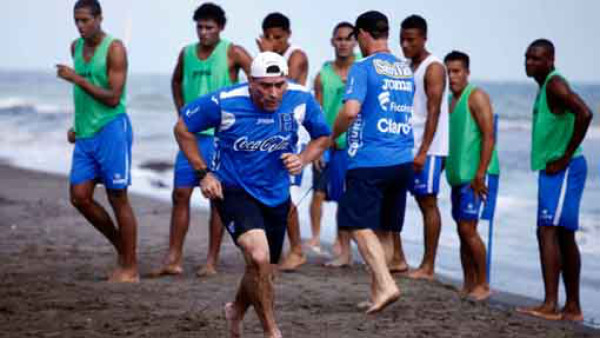 Luis Suárez predica con el ejemplo