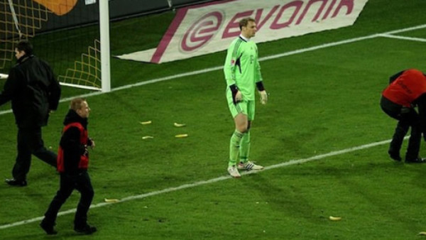 Lanzan plátanos a arquero de la selección de Alemania