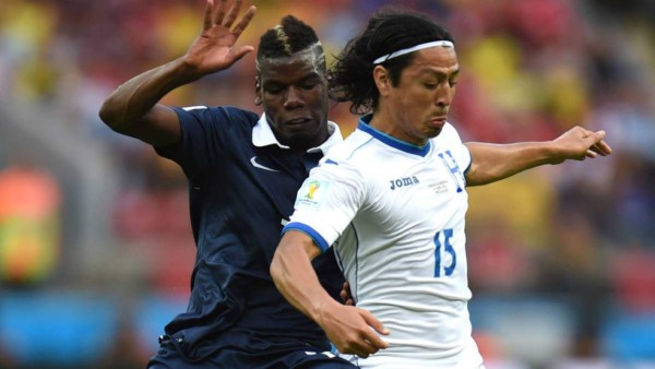 El mediocampista Roger Espinoza anuncia compromiso matrimonial con guapa futbolista en EUA