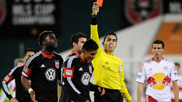 Andy Najar se defiende después de su expulsión