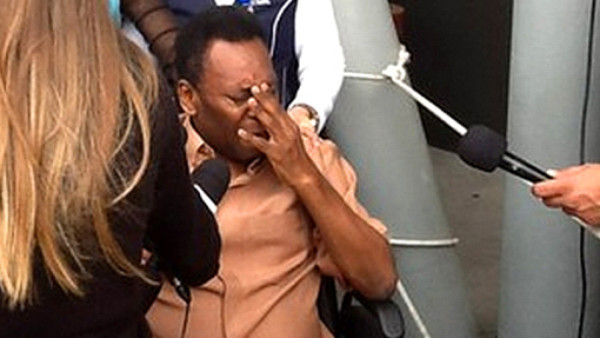 Pelé estalla en llanto tras su salida del hospital