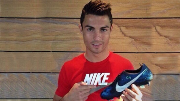 VIDEO: La cara de Cristiano al ver sus nuevos botines