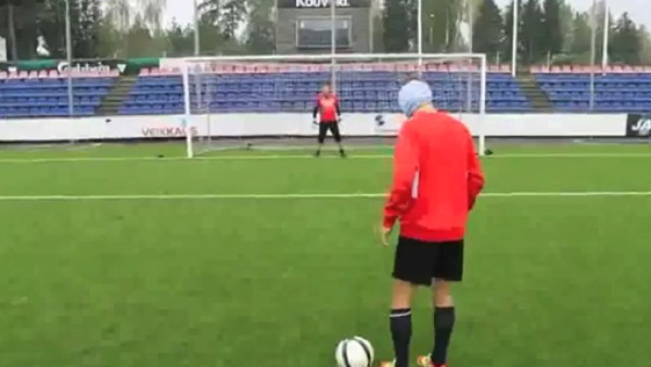 VIDEO: Futbolista anota penal de rabona y con los ojos vendados