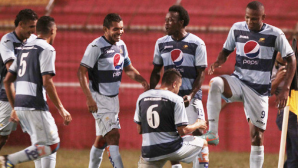 El gol de 'carambola' que marcó Georgie Welcome