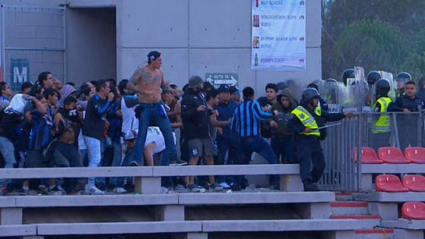 ¡Lamentable! Suspenden partido en México por batalla campal en el estadio de San Luis