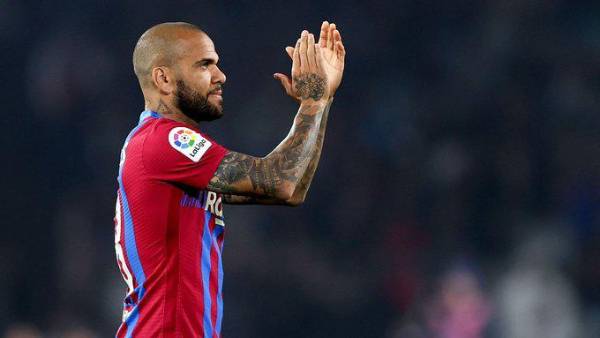 Dani Alves llega procedente del Barcelona de Xavi Hernández.