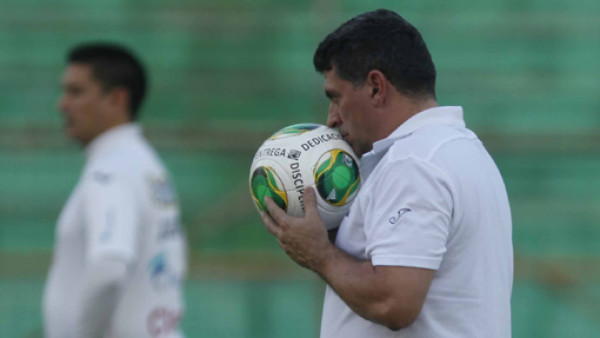 Suárez recibió a jugadores con mensajes en los balones