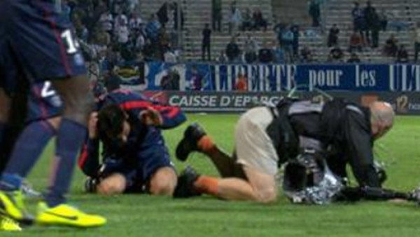 VIDEO: Ezequiel Lavezzi le hace el 'banquito” a camarógrafo