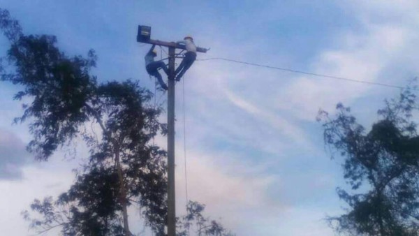 La preciosa cancha donde juegan fútbol burocrático en una aldea de Honduras