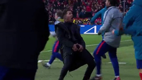 De la mordida de Suárez a los genitales de Simeone: Los gestos más obscenos del fútbol