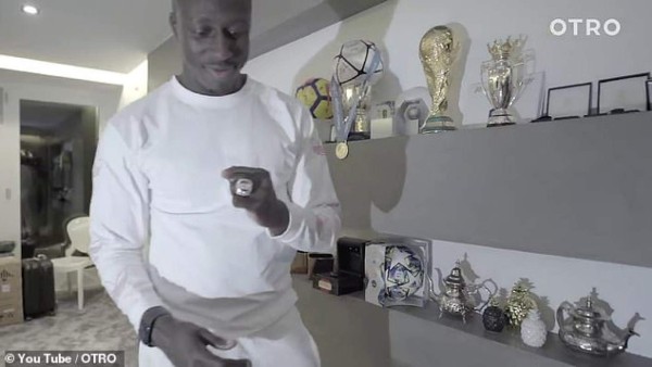 Con cancha de fútbol en el interior: La increíble mansión de Mendy, el crack del Manchester City