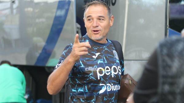 El estratega azul llegó con una sonrisa de oreja a oreja a saludar a cada uno de sus jugadores.