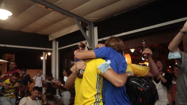 Locura total: Así festejaron los aficionados el ascenso del Cádiz y Choco Lozano en España ¿Y el COVID-19?&nbsp;&nbsp;&nbsp;