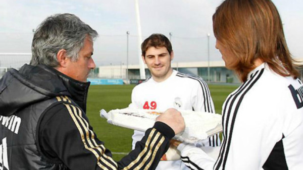 Mourinho recibe un pastel de felicitación