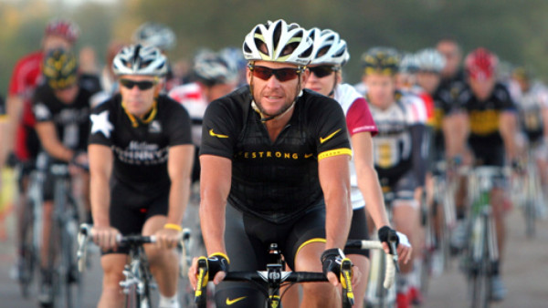 Ciclistas se solidarizan con Lance Armstrong