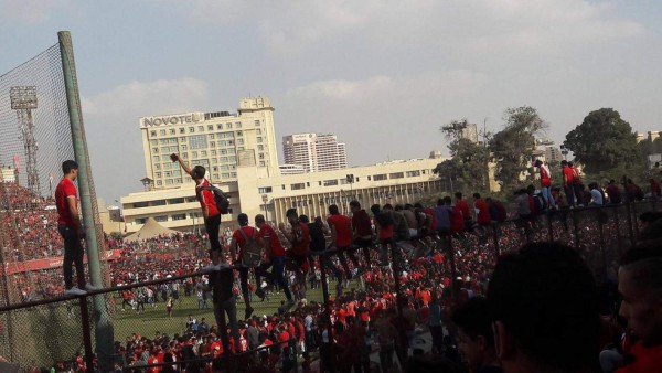 La invasión de cancha más espectacular de la historia del fútbol africano