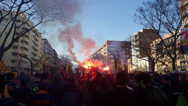 Ambientazo previo en el Camp Nou por el clásico español