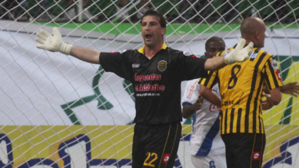 Macías renueva y quiere retirarse en Real España