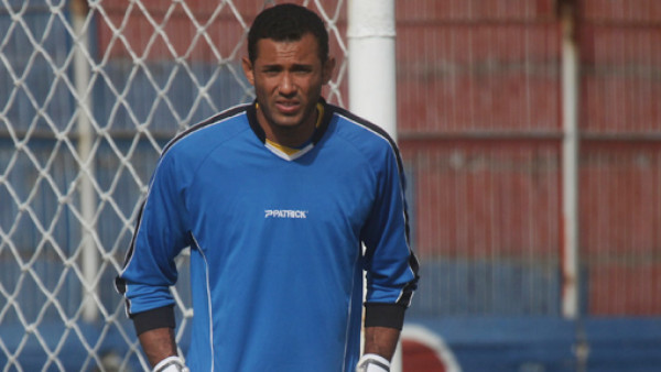 Arquero del Victoria se defiende contra sus críticos