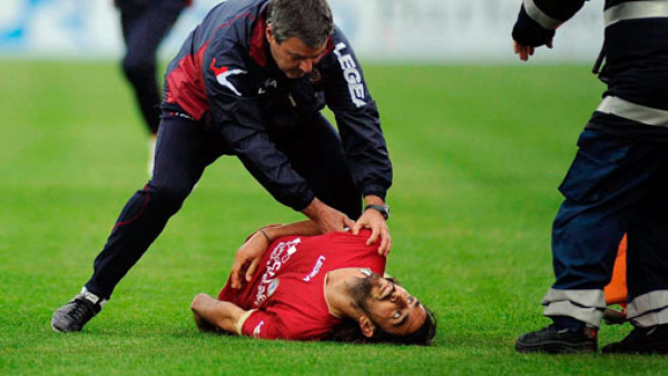 Muere jugador tras desplomarse en juego