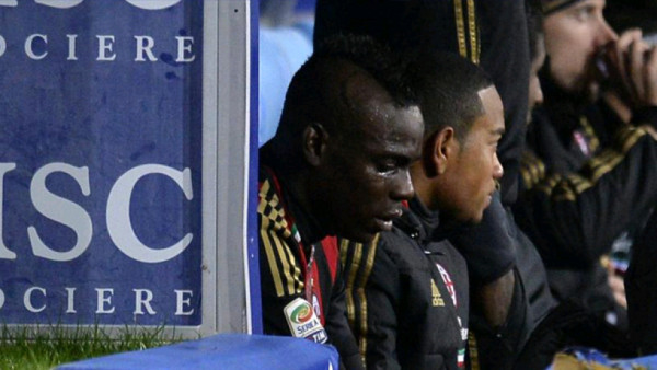 Mario Balotelli llora en el banquillo al salir de cambio