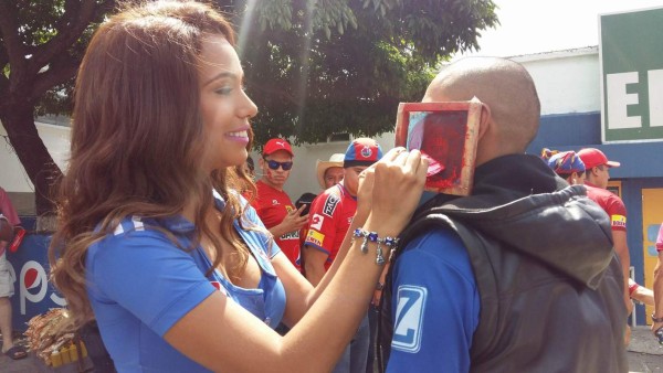 Bellas modelos engalanaron la vuelta de semis entre Municipal y Comunicaciones