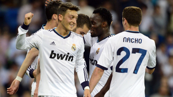 Real Madrid golea y pospone título del Barça