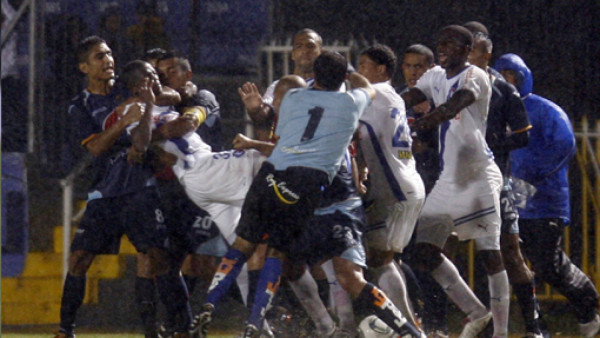 Las imágenes que dejó el derbi Motagua-Olimpia