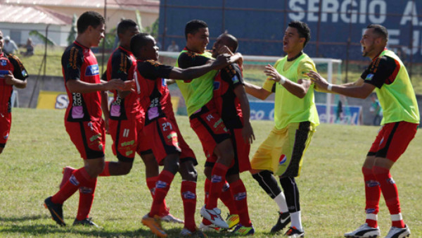 Savio y Vida regalaron un partidazo en Copán
