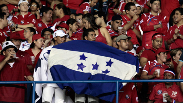 La afición hondureña que desafió a la marea roja en Panamá