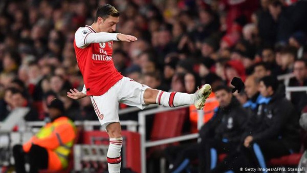 Ahora tiene una nueva ocupación: El calvario que vive Özil en el Arsenal por culpa de China