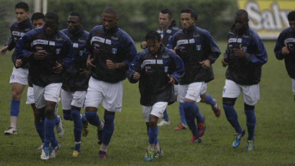 Ni la lluvia frena el ímpetu de Honduras