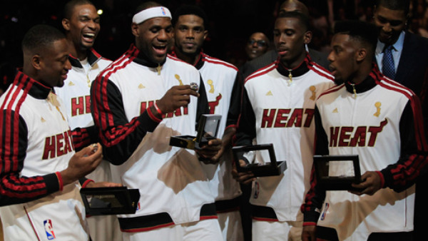 Miami Heat festeja su título con triunfo