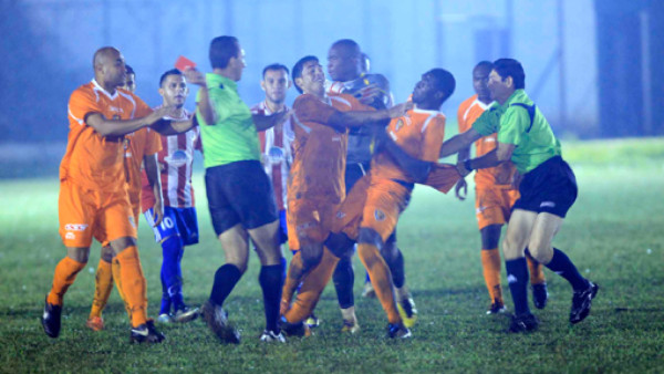 VIDEO: Futbolista agrede a árbitro en Segunda División de Honduras