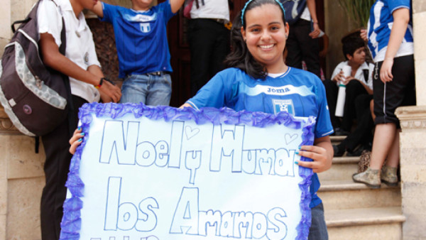 Estudiantes llegan a apoyar a la Selección de Honduras