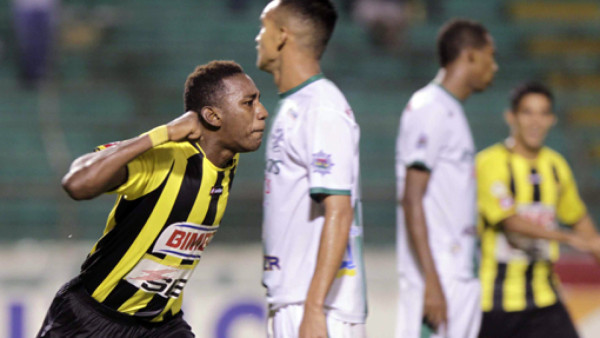 Róchez salva agónicamente al R. España