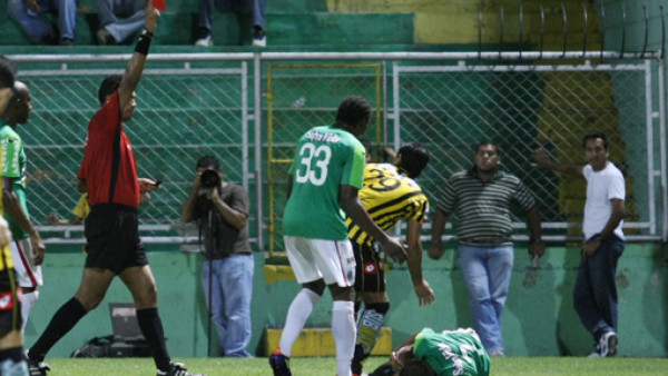 La patada que le costó la roja a Sergio Bica