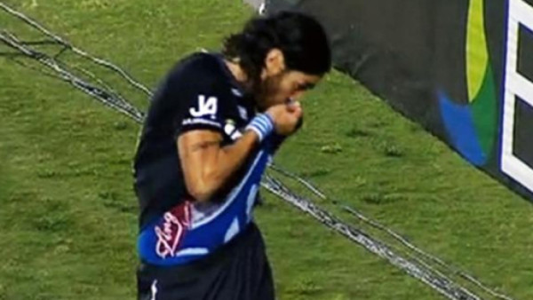 'Loco” Abreu suspendido por besar el escudo de un ex equipo