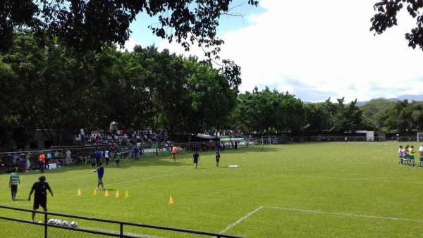 Los feos y raros estadios en El Salvador, Nicaragua y Guatemala