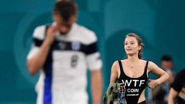 No se vio en TV: así es la preciosa espontánea que invadió el Bélgica-Finlandia por la Eurocopa