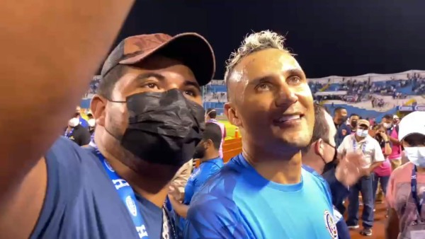 Un ejemplo para todos los futbolistas: Keylor Navas se fotografió con hondureños, siempre amable y con una sonrisa