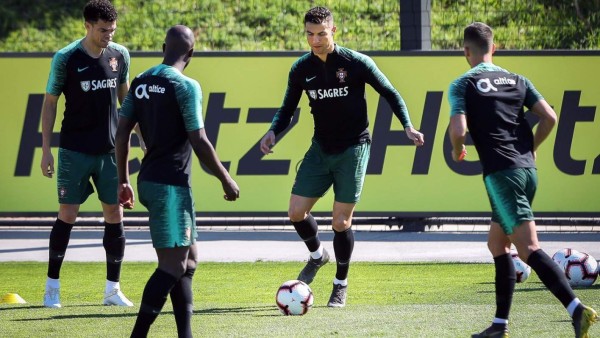 FOTOS: El chico debutante, la charla del capitán y el buen ambiente, así fue la vuelta de Cristiano con Portugal