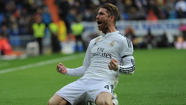 Su sobriedad en la zaga también le hace indiscutible en la selección española, con la que debutó con tan sólo 19 años.