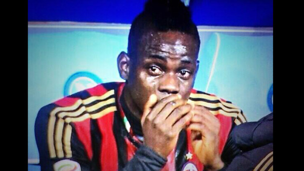 Mario Balotelli llora en el banquillo al salir de cambio