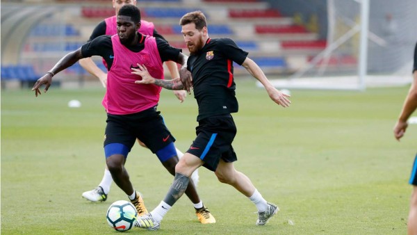 Barcelona's Portuguese defender Nelson Semedo controls the ball during the Spanish league football match FC Barcelona against Sevilla FC at the Camp Nou stadium in Barcelona on October 20, 2018. (Photo by LLUIS GENE / AFP)