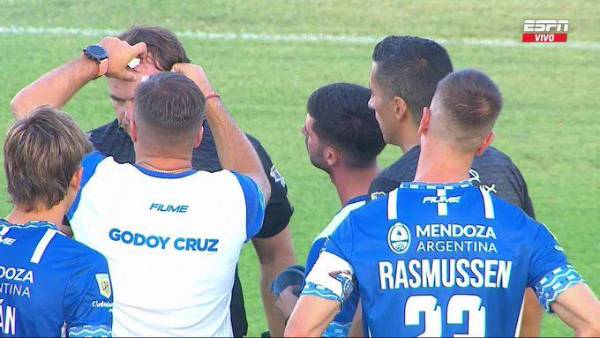 El árbitro asistente tuvo que recibir ayuda médica por el corte sufrido en su rostro.