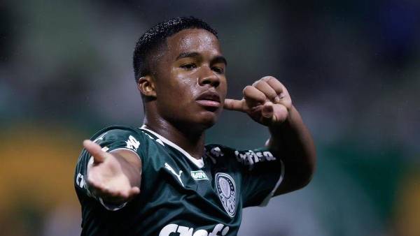 El brasileño seguirá formándose en el Palmeiras hasta que cumpla la mayoría de edad en julio de 2024. Real Madrid pagó unos 60 millones de euros por su ficha. Foto: ElPaís.