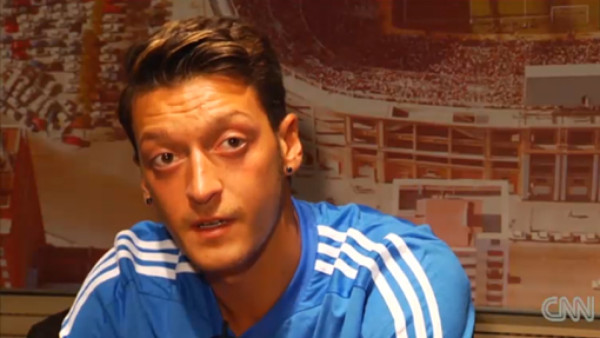 VIDEO: Özil: 'El Real Madrid debe mantener a Ronaldo”