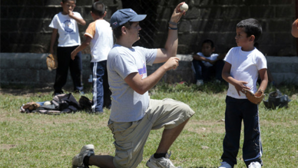 Cuerpo de Paz enseña béisbol en regiones de Honduras