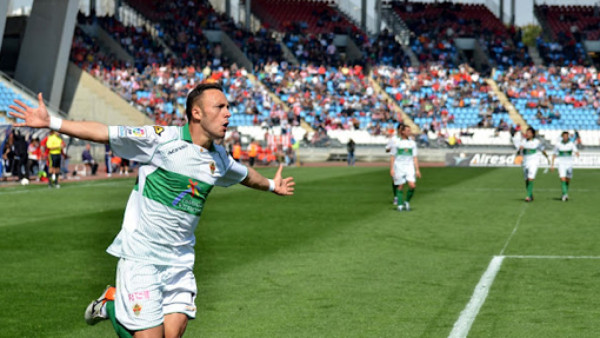 Impresionante gol desde la mitad del campo en España